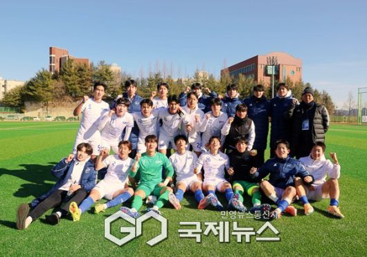 중앙대 선수단이 20일 김천대학교 인조구장에서 열린 ‘스포츠 중심도시 김천 제22회 1,2학년대학축구대회’ 첫 결승전 확정 후 기념 촬영에 임하고 있다(사진=김병용 기자)