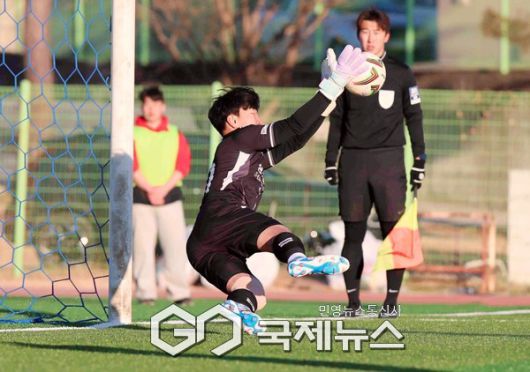 상지대 수문장 김범수가 20일 김천대학교 인조구장에서 열린 ‘스포츠 중심도시 김천 제22회 1,2학년대학축구대회’ 용인대와 준결승전 승부차기에서 용인대 네 번째 킥을 신들린 선방으로 막아내고 있다(사진=김병용 기자)