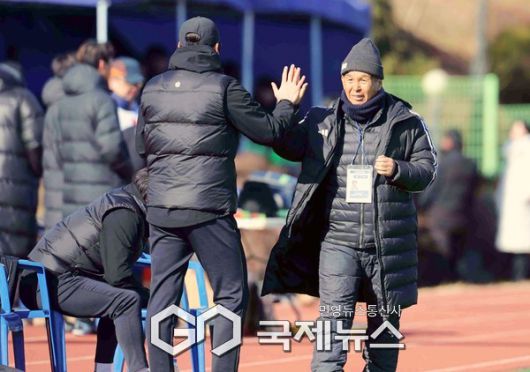 중앙대 오해종 감독이 20일 김천대학교 인조구장에서 열린 ‘스포츠 중심도시 김천 제22회 1,2학년대학축구대회’ 단국대와 준결승전에서 2-0승리로 끝나자 코칭스태프들과 축하를 나누고 있다(사진=김병용 기자)