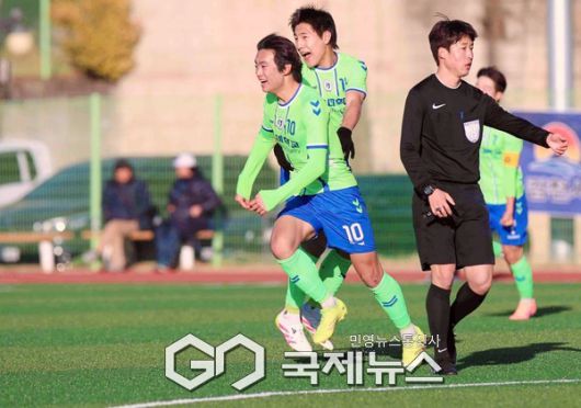 상지대 황태환이 20일 김천대학교 인조구장에서 열린 ‘스포츠 중심도시 김천 제22회 1,2학년대학축구대회’ 용인대와 준결승전 후반 32분 통쾌한 동점골을 터트리고 기뻐하고 있다(사진=김병용 기자)