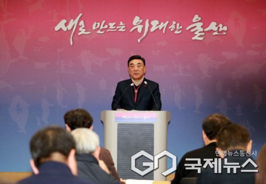 (사진제공=울산시) 김두겸 울산시장이 21일 시청 프레스센터에서 정부의 ‘5극3특 국가균형발전 전략’과 최근 논의되고 있는 시·도 간 광역 행정통합과 관련해 울산시의 기본 입장을 밝히고 있다.