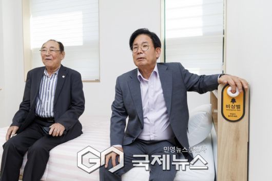 박강수 마포구청장이 효도숙식경로당 개별 침실에 설치된 비상벨을 점검하고 있다. [사진제공=마포구청]