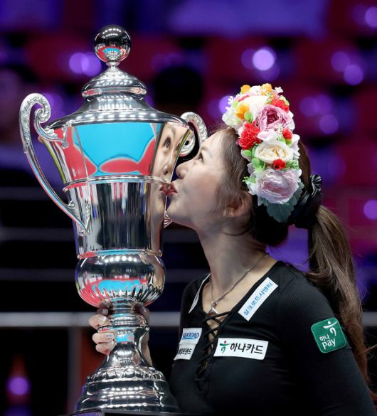 지난 24-25시즌 파이널 왕중왕전 'SK렌터카 PBA-LPBA 월드챔피언십'에서 우승을 차지한 '여제'김가영'(하나카드)이 트로피에 입맞춤 퍼포먼스를 하고 있다./@PBA