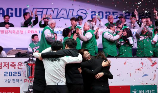 하나카드 선수단이 6차전 승리로 우승이 확정된 후 함께 껴안고 기쁨을 누리고 있다/@PBA