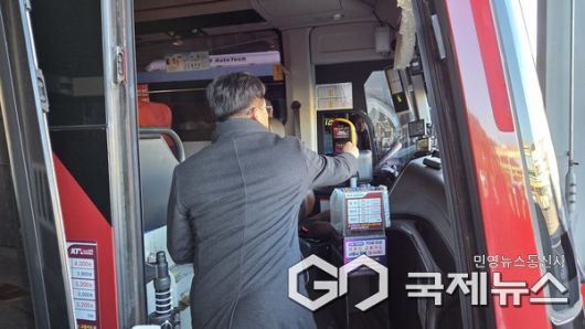 (사진제공=울산시) 22일 덕하공영차고지에서 시와 버스조합 관계자들이 참석한 가운데 오는 2월 1일부터 시행되는 어르신 교통카드 결제 시스템 시연회를 하고 있다.