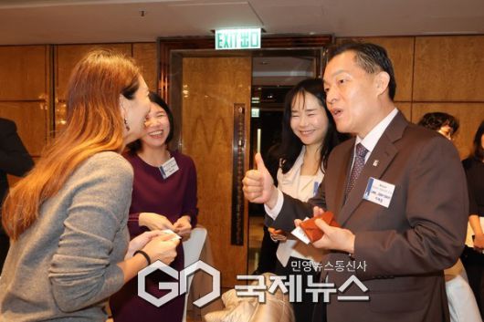 ▲ 수원시, 홍콩 기업 대상 수원경제자유구역 투자유치설명회… 7개 기업, 수원시에 투자의향서 전달 [수원시제공]