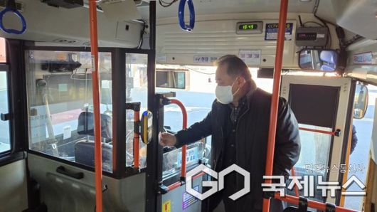 (사진제공=울산시) 22일 덕하공영차고지에서 시와 버스조합 관계자들이 참석한 가운데 오는 2월 1일부터 시행되는 어르신 교통카드 결제 시스템 시연회를 하고 있다.