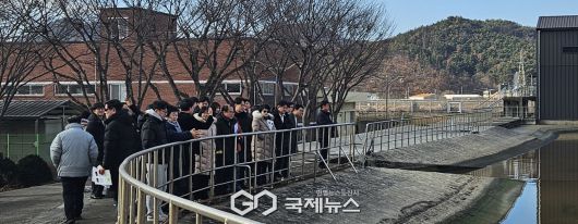 (제공=경주시) 경주 공공하수처리장에서 혐기조 등 주요 처리시설을 둘러보는 수원특례시의회 방문단