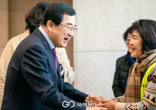 (사진=김진태 기자) 2026년 현장소통한마당, 시민들과 반갑게 악수하는 주낙영 경주시장​