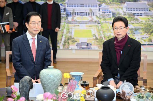 (제공=경북도) 행정통합 관련 현안을 논의하는 임종식 교육감과 이철우 지사