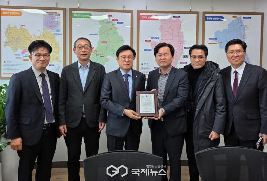 (제공=경북도) 박형수 의원에게 감사패를 전달하고 감사의 인사를 전하는 김호진 행정부지사 직무대리