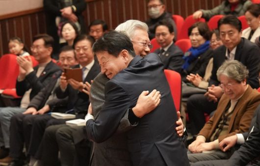 문재인 전 대통령과 김한수 전 배재대 부총장이 17일 대전 배재대학교 21세기관에서 열린 출판기념회에서 포옹을 하고 있다. / 대전=이규성 기자