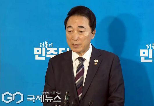 ▲박수현 더불어민주당 수석대변인은 22일 오전 국회에서 열린 정청래 대표의 기자회견과 관련해 취재진의 질문에 답변하고 있다./사진=이용우 기자