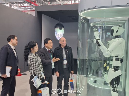 (제공=경주시) 인공지능 기반 체험형 전시 제품을 살펴보며 관계자와 의견을 나누고 있는 주낙영 경주시장