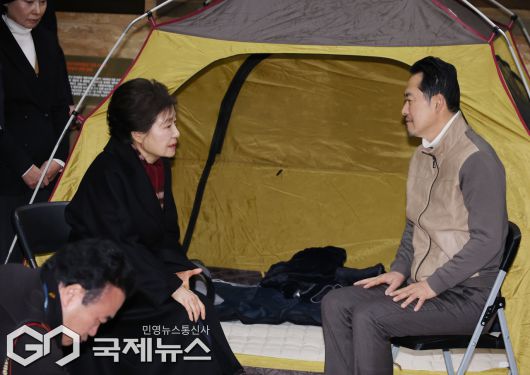 ▲박근혜 전 대통령이 22일 서울 여의도 국회 로텐더홀에서 통일교게이트·더불어민주당공천뇌물 '쌍특검' 수용을 요구하며 8일째 단식 중인 장동혁 국민의힘 대표를 찾아 대화하고 있다./사진=이용우 기자