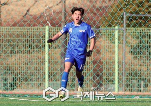 중앙대 김수민이 22일 오후 2시 김천대 인조구장에서 열린 ‘스포츠 중심도시 김천 제22회 1,2학년대학축구대회' 상지대와 결승전 0-2로 뒤진 후반 15분 이태경의 크로스을 헤더골을 터트리고 포효하고 있다(사진=김병용 기자)