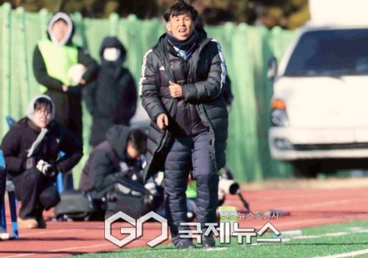 챔피언 중앙대학교 축구부 오해종 감독이 22일 오후 2시 김천대 인조구장에서 열린 ‘스포츠 중심도시 김천 제22회 1,2학년대학축구대회 상지대와 결승전 중 선수들에게 전술 지시를 하고 있다(사진=김병용 기자)