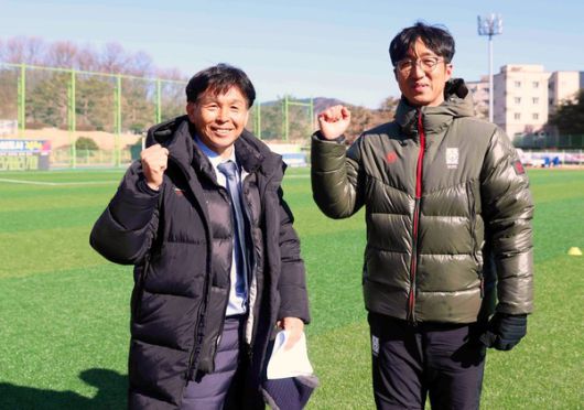 중앙대 오해종 감독(좌)과 상지대 남여열 감독(우)이 22일 오후 2시 김천대 인조구장에서 열린 ‘스포츠 중심도시 김천 제22회 1,2학년대학축구대회' 결승전에 앞서 페어플레이을 다짐하고 있다(사진=김병용 기자)