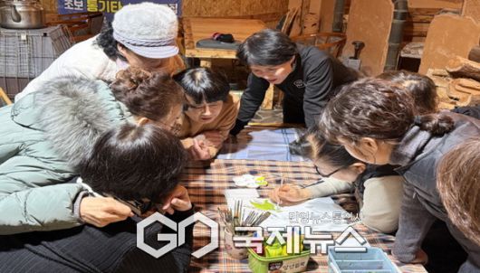 가흥1동 지역사회보장협의체 위원들이 배냇저고리를 만들고 있다(가흥1동 제공)