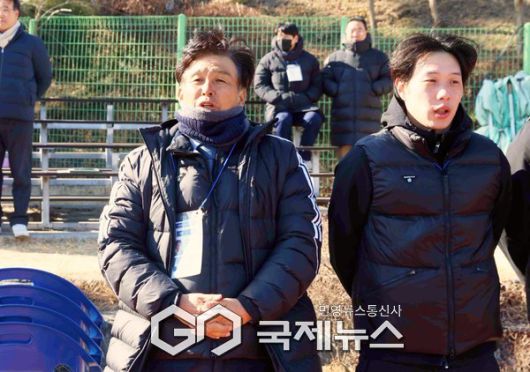 챔피언 중앙대학교 축구부 오해종 감독이 22일 오후 2시 김천대 인조구장에서 열린 ‘스포츠 중심도시 김천 제22회 1,2학년대학축구대회 상지대와 결승전에서 선수들과 교가를 열창하고 있다(사진=김병용 기자)