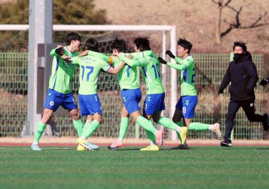 상지대 노현준이 22일 오후 2시 김천대 인조구장에서 열린 ‘스포츠 중심도시 김천 제22회 1,2학년대학축구대회' 중앙대 결승전 전반 3분 만에 선취골을 터트리고 기뻐하고 있다(사진=김병용 기자)