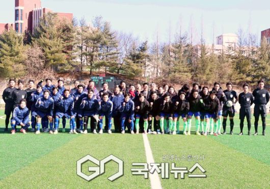 중앙대학교와 상지대학교 축구 선수단이 22일 오후 2시 김천대 인조구장에서 열린 ‘스포츠 중심도시 김천 제22회 1,2학년대학축구대회' 결승전에 앞서 박한동 한국대학축구연맹 회장, 김승희 kfc 전무, 나가노 유지 일본대학축구연맹 회장, 나영민 김천시의회 의장 최한동 김천시체육회장 등 대회관계자들과 기념 촬영을 하고 있다(사진=김병용 기자)