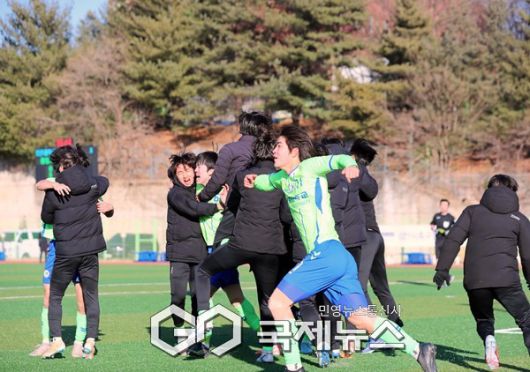 상지대 최태림이 22일 오후 2시 김천대 인조구장에서 열린 ‘스포츠 중심도시 김천 제22회 1,2학년대학축구대회' 중앙대 결승전 2-3으로 뒤진 후반 39분 극적인 동점공을 터트리고 포효하고 있다(사진=김병용 기자)