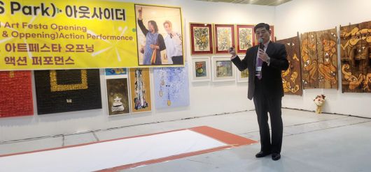 사진=월드아트페스타 전시를 설명하는 이수열 월드아트페스타 집행위원장