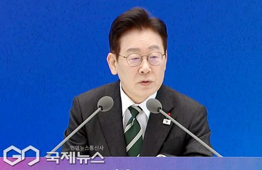 ▲이재명 대통령은 21일 청와대에서 열린 신년 기자회견을 통해 남북관계 전략에 대해 밝히고 있다./KTV