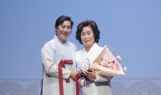 최후남 취임회장(왼쪽)이 김영란 이임회장(오른쪽)에게 기념패를 전달하고 축하하고 있다 (사진제공=영덕군)