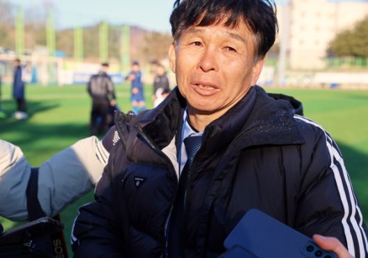 챔피언 중앙대학교 축구부 오해종 감독이 22일 오후 2시 김천대 인조구장에서 열린 ‘스포츠 중심도시 김천 제22회 1,2학년대학축구대회 우승 확정 후 본지와 갖진 인터뷰 중 가족에 미안함을 밝히며 눈물을 흘리 고 있다(사진=김병용 기자)