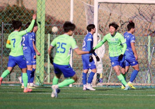 상지대 노윤준이 22일 오후 2시 김천대 인조구장에서 열린 ‘스포츠 중심도시 김천 제22회 1,2학년대학축구대회' 중앙대 결승전 전반 8분 만에 멀티골을 뽑아내고 기뻐하고 있다(사진=김병용 기자)