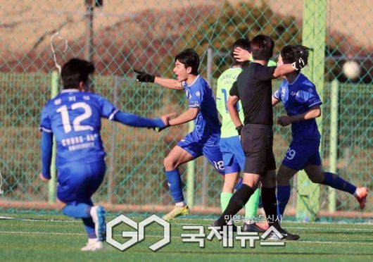 중앙대 김수민이 22일 오후 2시 김천대 인조구장에서 열린 ‘스포츠 중심도시 김천 제22회 1,2학년대학축구대회' 상지대와 결승전 후반 39분 대역전극의 마침표를 찍는 해트트릭을 완성하고 기뻐하고 있다(사진=김병용 기자)