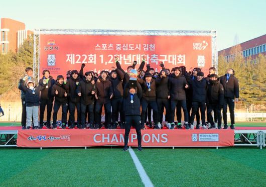 상지대학교 축구부 선수단이 22일 오후 2시 김천대 인조구장에서 열린 ‘스포츠 중심도시 김천 제22회 1,2학년대학축구대회 시상식 후 준우승 세리머니로 자축하고 있다(사진=김병용 기자)