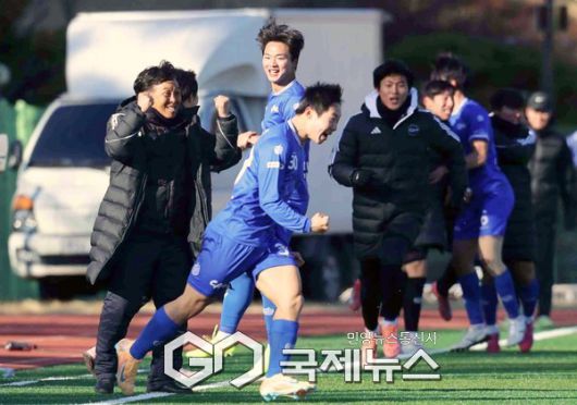 챔피언 중앙대학교 축구부 오해종 감독이 22일 오후 2시 김천대 인조구장에서 열린 ‘스포츠 중심도시 김천 제22회 1,2학년대학축구대회 상주대와 결승전 1-2 뒤진 후반 18분 최강민의 동점골이 터지자 두 손을 불끈쥐고 기뻐하고 있다(사진=김병용 기자)