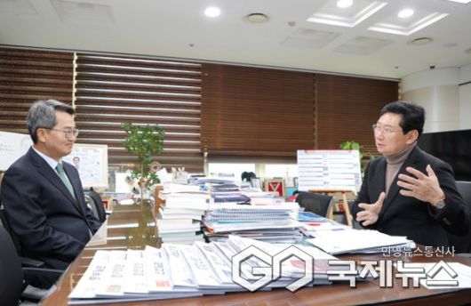23일 시장실에서 이상일 시장(오른쪽)이 김동연 지사와 대화하고 있다 "이동‧남사읍 첨단시스템반도체 국가산업단지에 정부가 계획대로 전력ㆍ용수 공급하도록 경기도도 도와야"  "5차 국가철도망 구축계획에 경강선 연장‧경기남부동서횡단선‧경기남부광역철도 반영 노력도 기울여 달라"..."분당선 연장 예타 착수되도록 도의 관심과 지원 필요하다" (사진=용인시)