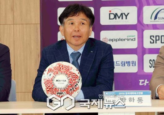 중앙대 감독이자 한국축구연맹 상비군 사령탑인 오해종 감독이 결승전에 앞서 열린 ‘한-일 대학축구연맹 덴소컵 업무 협약식’에서 덴소컵에 대한 구상을 밝히고 있다(사진=김병용 기자)