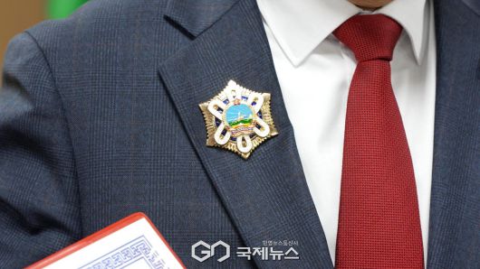 ‘알탄 가다스’ 몽골 대통령 국가훈장이 배 시장의 정장 깃에 착장 됐다.(페이스 북)