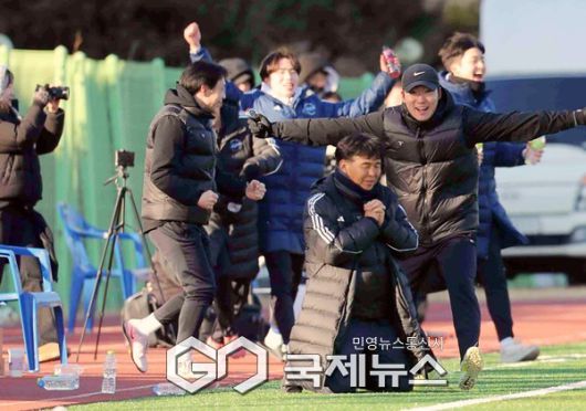 챔피언 중앙대학교 축구부 오해종 감독이 22일 오후 2시 김천대 인조구장에서 열린 ‘스포츠 중심도시 김천 제22회 1,2학년대학축구대회 상지대와 결승전에서 4-3 극적 역전승으로 종료되자 감사 기도를 하고 있다(사진=김병용 기자)