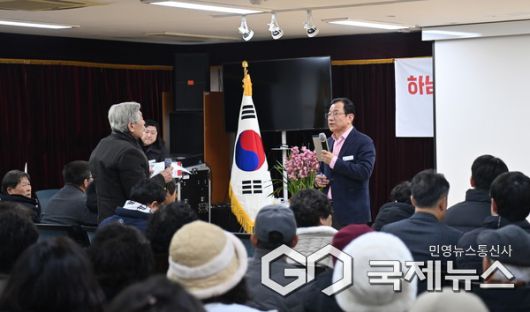 22일 오전 신장2동 행정복지센터에서 열린 ‘2026 신장2동 주민과의 대화’에서 이현재 하남시장이 신장2동 주민의 목소리에 귀를 기울이고 있다.(사진=하남시)