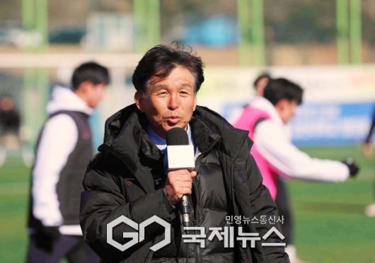 챔피언 중앙대학교 축구부 오해종 감독이 22일 오후 2시 김천대 인조구장에서 열린 ‘스포츠 중심도시 김천 제22회 1,2학년대학축구대회 상지대와 결승전에 앞서 방송사와 인터뷰에서 승리 의지를 밝히고 있다(사진=김병용 기자)