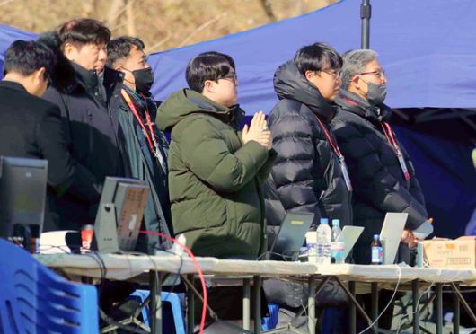 대한축구협호 김원석 경기감독관(맨 오른쪽)이 22일 김천대학교 운동장에서 열린 중앙대와 상지대 결승전에서 매의 눈으로 경기장을 살피고 있다(사진=김병용 기자)