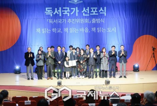 ▲‘독서국가’ 선언에 참석한 이재준 시장(왼쪽 3번째) 등 선언문 낭독자들이 기념 촬영을 하고 있다 <수원시 제공>