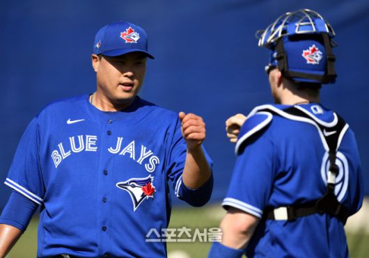 토론토 블루제이스 류현진이 17일(한국시간) 플로리다 더니든 바비 매틱 트레이닝 센터에서 열린 스프링캠프에 참가해 불펜 피칭 후 포수 대니 존슨과 하이파이브를 하고 있다.  최승섭기자 thunder@sportsseoul.com