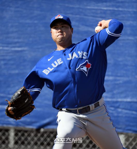 토론토 에이스 류현진은 19일(한국 시간) 첫 불펜피칭에서 새 공인구로 50개의 볼을 던졌다. 스포츠서울 최승섭기자