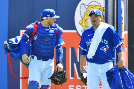 지난 6일 시범경기 첫 등판에 앞서 불펜에서 피칭한 류현진이 포수 대니 잰슨과 얘기를 나누며 마운드로 걸어 가고 있다. 류현진은 11일 자체청백전으로 시범경기를 대신한다. 더디든(플로리다)|AFP연합뉴스