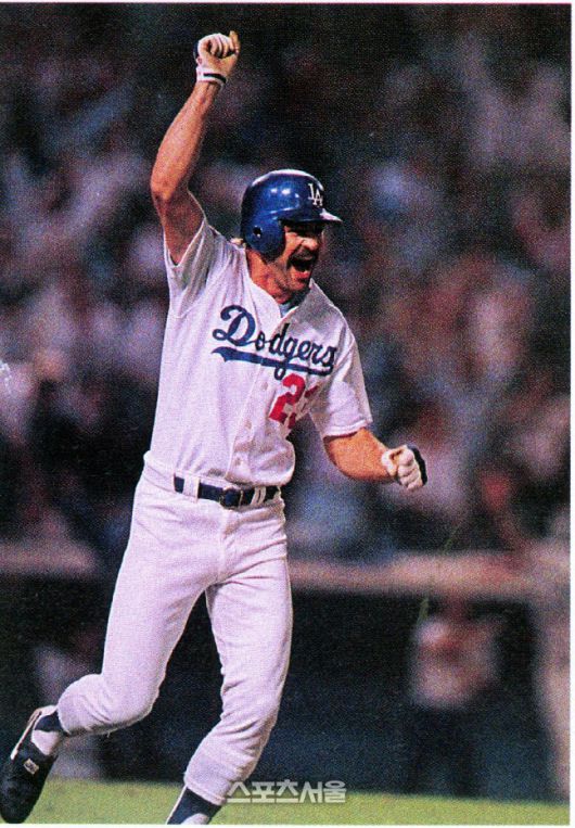 1988년 월드시리즈 1차전에서 다리를 절룩거리며 대타로 등장해 오클랜드 마무리 데니스 에커슬리로부터 끝내기 홈런을 치고 베이스를 돌고 있는 LA 다저스 커크 깁슨. AP연합뉴스