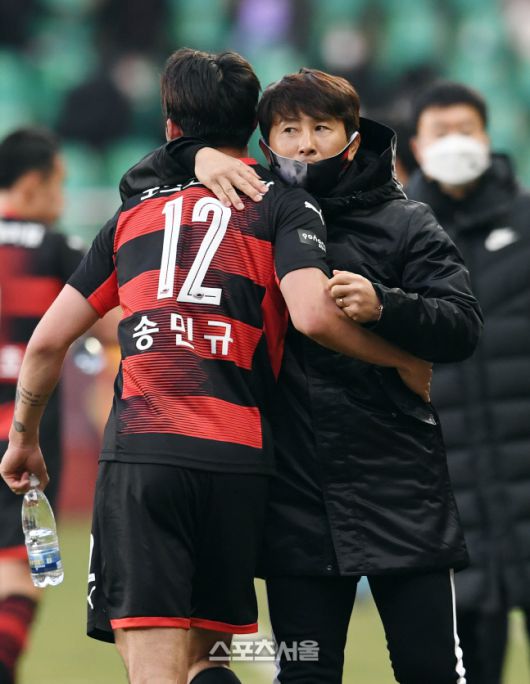 포항 김기동 감독(오른쪽)이 13일 포항 스틸야드에서 열린 하나원큐 K리그1 2021 포항과 울산의 경기에서 동점골을 넣은 송민규와 포옹을 하고 있다. 2021. 3. 13. 포항 | 박진업기자 upandup@sportsseoul.com