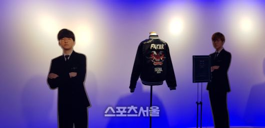 매장 내 ‘페이커’ 이상혁 선수의 입간판 옆으로 스페셜 굿즈인 ‘페이커’ 점퍼가 전시돼 있다. 이 상품의 가격은 50만원.  김민규기자 kmg@sportsseoul.com