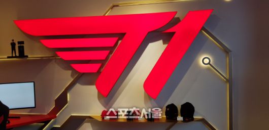 매장 입구에 커다란 T1로고와 함께 다양한 굿즈 상품들이 진열돼 있다.  김민규기자 kmg@sportsseoul.com
